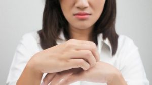 Panu adalah penyakit kulit yang dapat muncul pada semua bagian tubuh luar terutama pada bagian tubuh yang lembab dan sering berkeringat. Saat ini sudah banyak jenis obat penghilang panu yang ada dipasaran, mulai dari salep sampai dengan kapsul, Namun cobalah cara alami yang efektif dan manjur. 