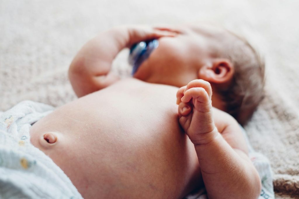 Gambar ilustrasi bayi yang sehat dan bahagia setelah mengatasi perut kembung secara alami dengan cara-cara tradisional yang efektif dan aman bagi kesehatan bayi