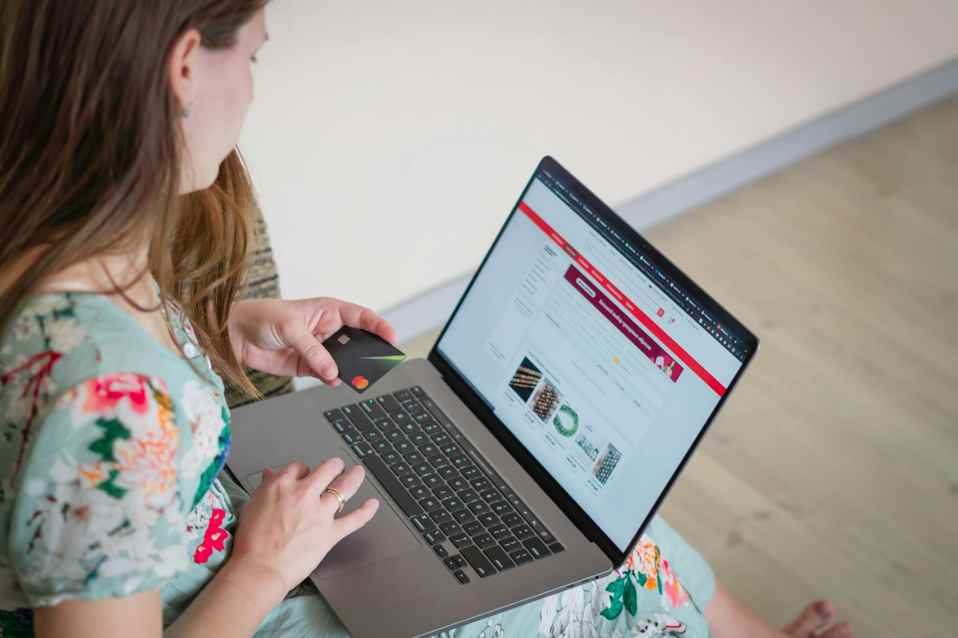 Kutus kutus cantik dan unik dengan harga terjangkau tersedia untuk dibeli secara online dengan proses transaksi yang aman dan terpercaya
