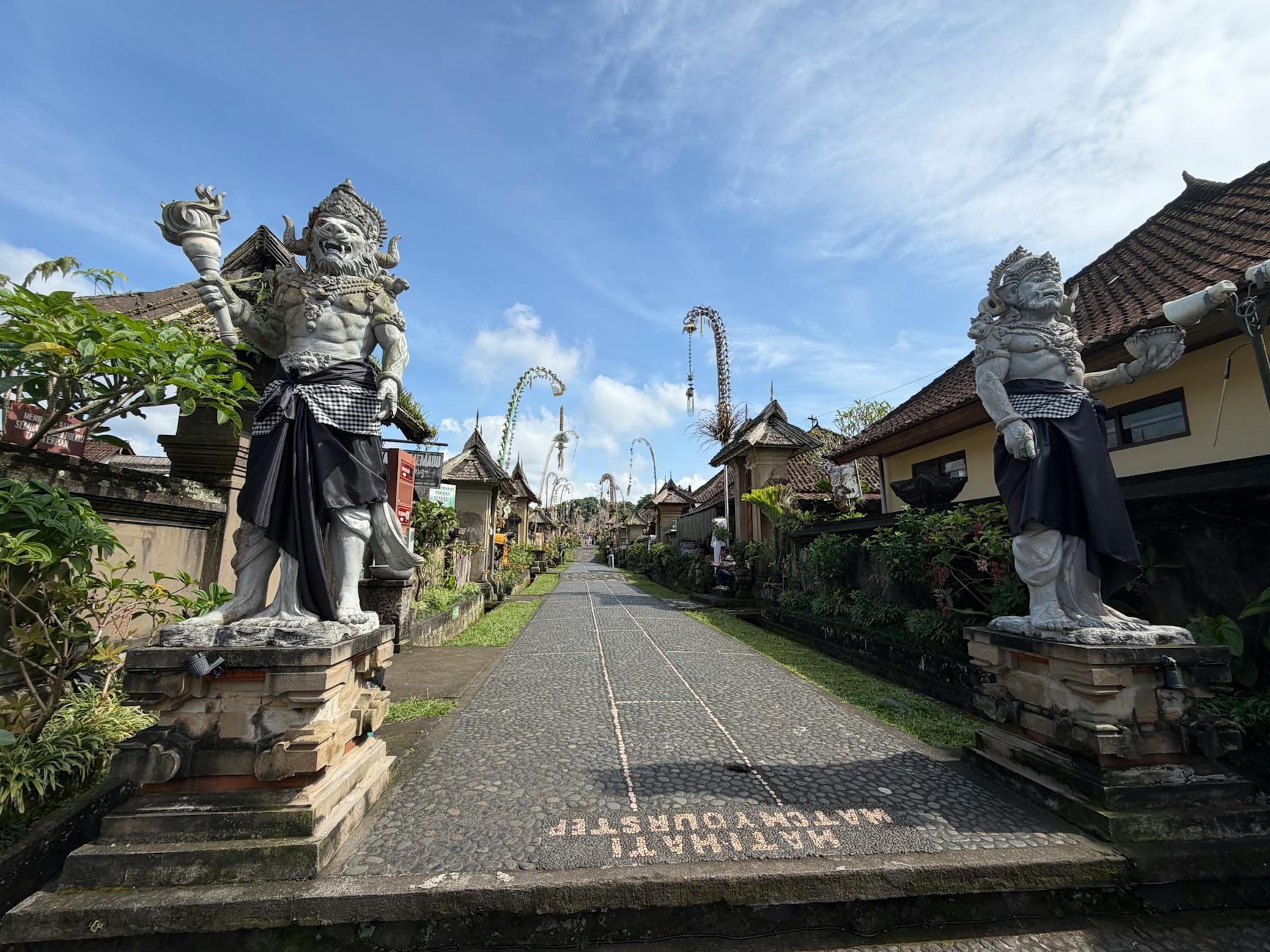 Gambar sejarah dan asal usul minyak kutus kutus Gianyar yang merupakan salah satu produk unggulan daerah Bali dengan khasiat luar biasa
