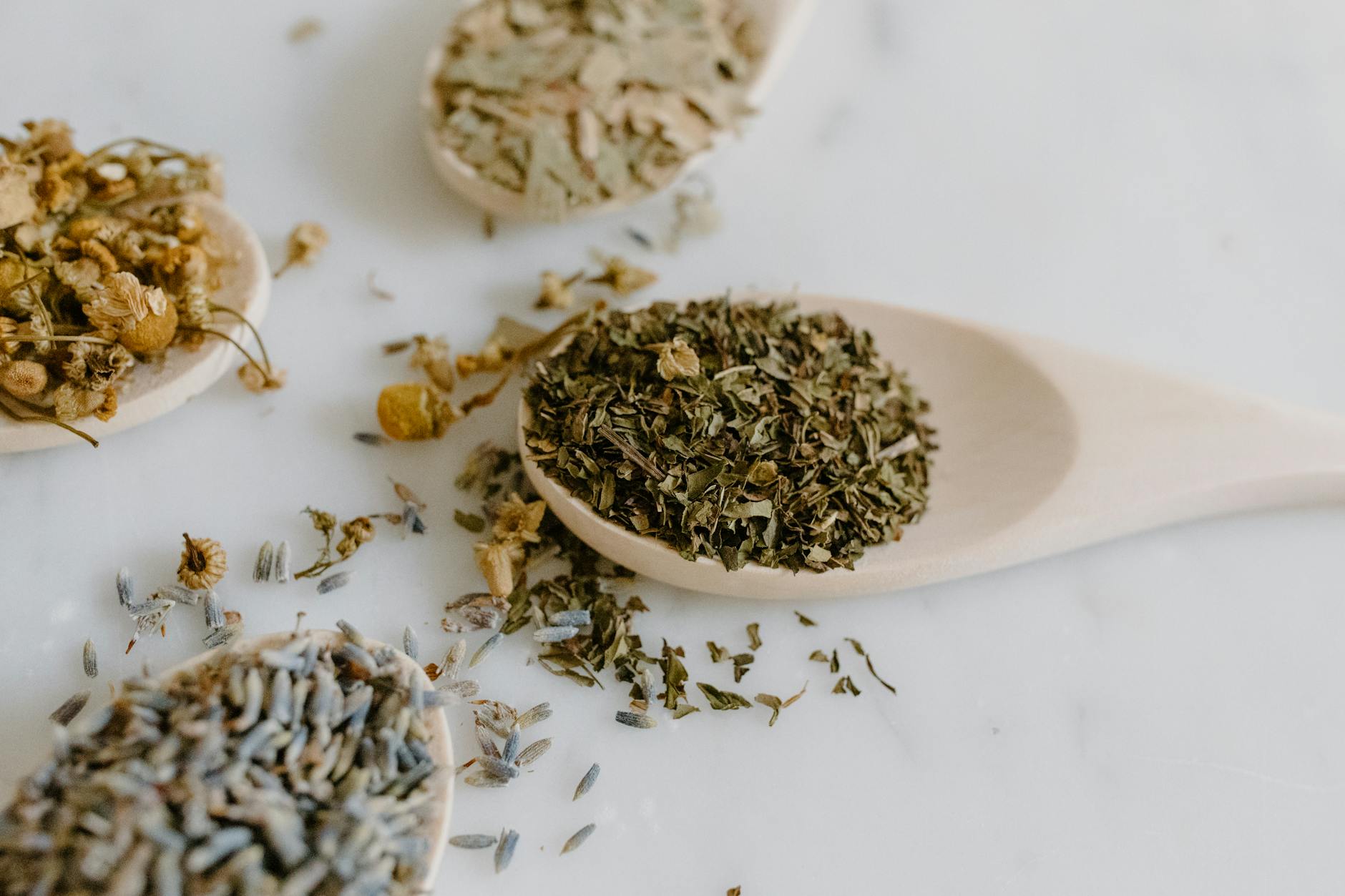 Gambar ilustrasi aromaterapi dengan bunga lavender dan minyak esensial untuk meningkatkan kualitas tidur nyenyak secara alami